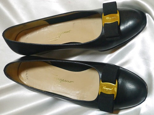 Salvatore Ferragamo　黒リボンパンプス