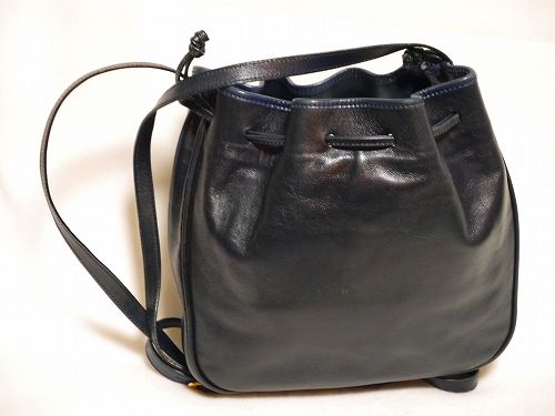 Salvatore Ferragamo巾着斜め掛けポシェット（黒・ネイビー）