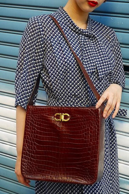 Salvatore Ferragamo　クロコ型押し大型ショルダー（茶）