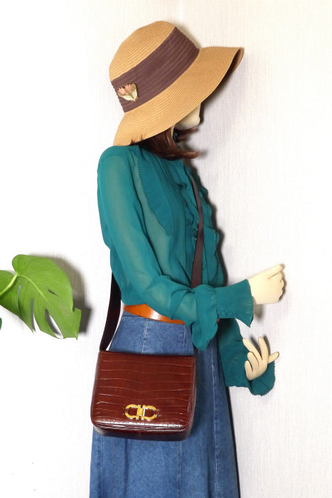 Salvatore Ferragamo　ガンチーニ　クロコ型押しショルダー（茶）