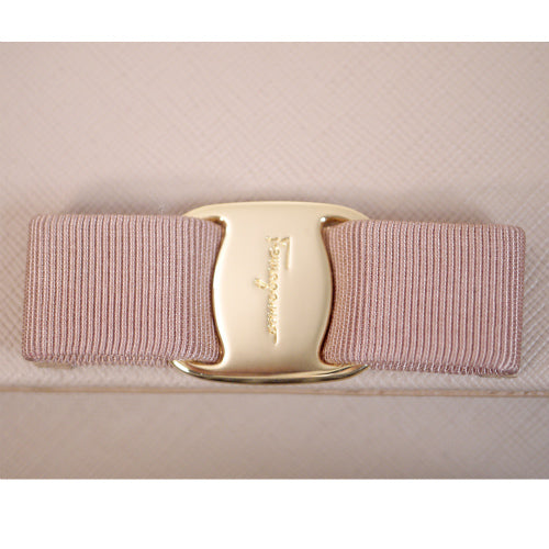 Salvatore Ferragamo  Varaチェーンミニバッグ（ピンクベージュ）