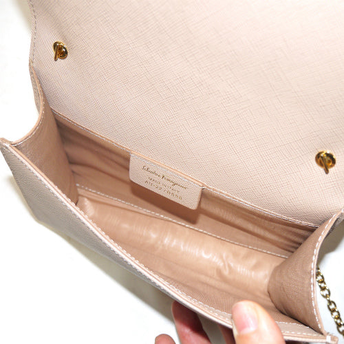 Salvatore Ferragamo  Varaチェーンミニバッグ（ピンクベージュ）