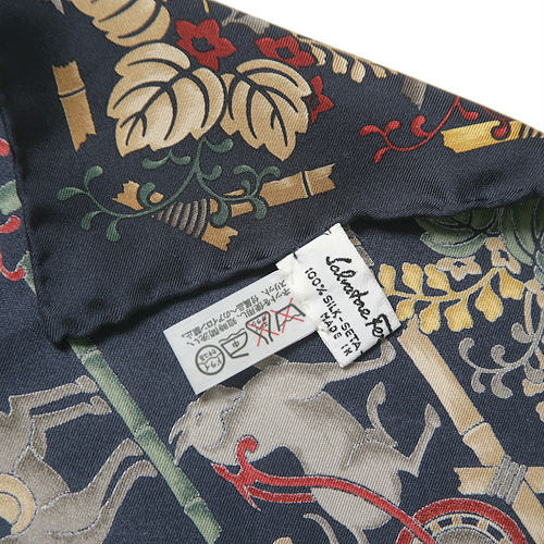 Salvatore Ferragamo シルクスカーフ（馬柄）