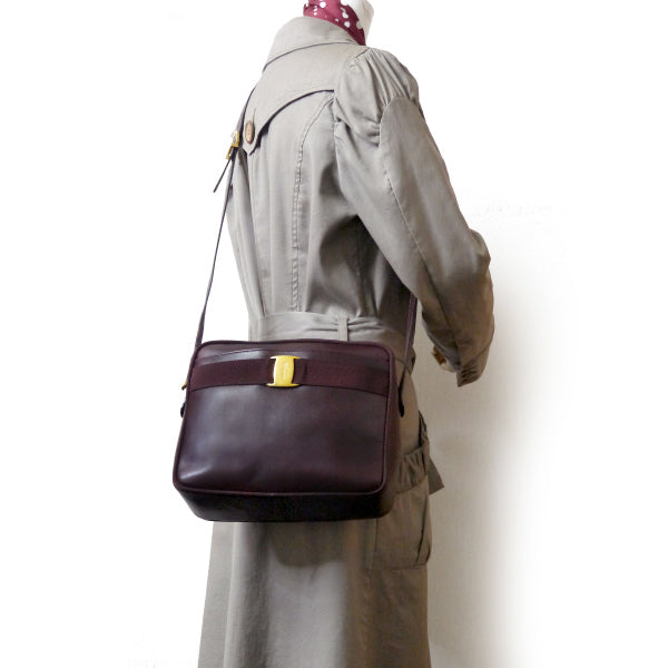 Salvatore Ferragamo  Varaリボン 総革ショルダー（ボルドー）