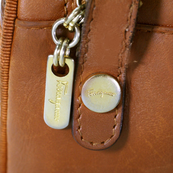 Salvatore Ferragamo  Varaリボン ポシェットバッグ（キャメル）