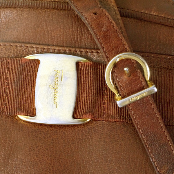 Salvatore Ferragamo   Varaリボン ポシェットバッグ（茶）