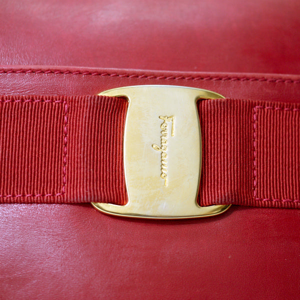 Salvatore Ferragamo   Varaリボン定番ショルダーバッグ（赤）