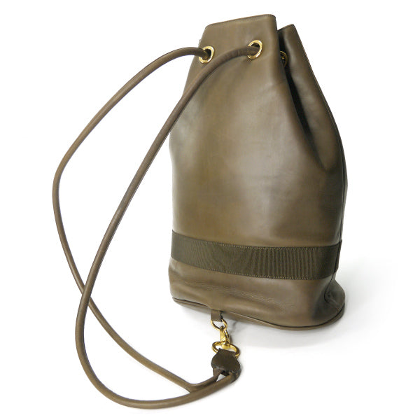 Salvatore Ferragamo　Varaリボン巾着レザーリュック（カーキ）