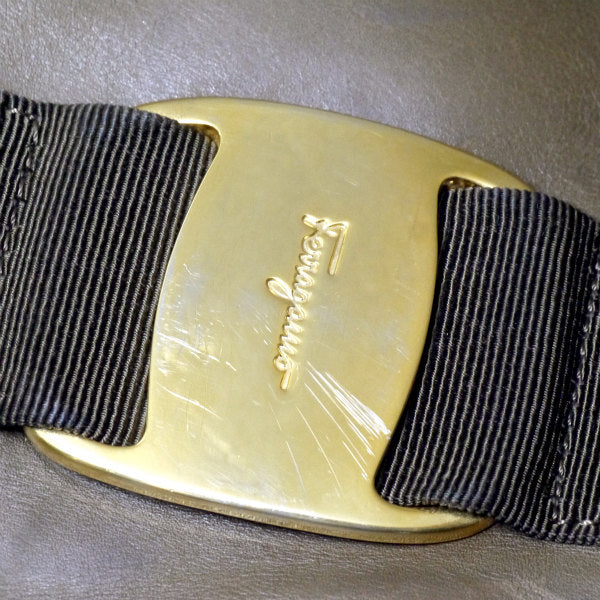 Salvatore Ferragamo　Varaリボン巾着レザーリュック（カーキ）