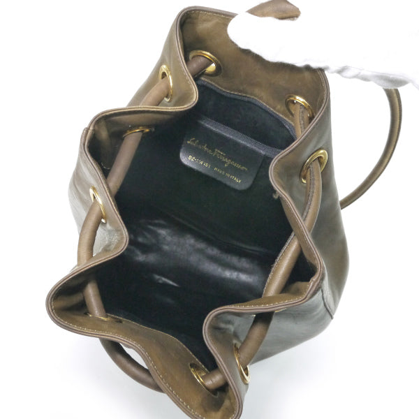 Salvatore Ferragamo　Varaリボン巾着レザーリュック（カーキ）