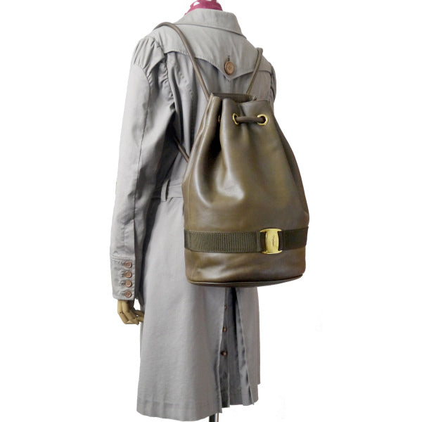 Salvatore Ferragamo　Varaリボン巾着レザーリュック（カーキ）