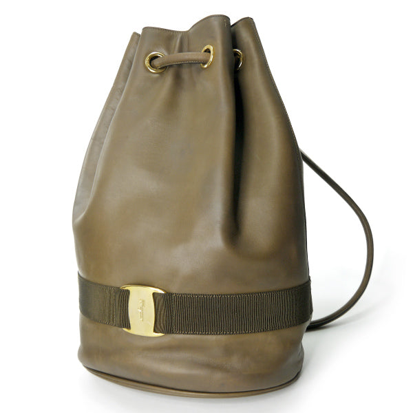 Salvatore Ferragamo　Varaリボン巾着レザーリュック（カーキ）