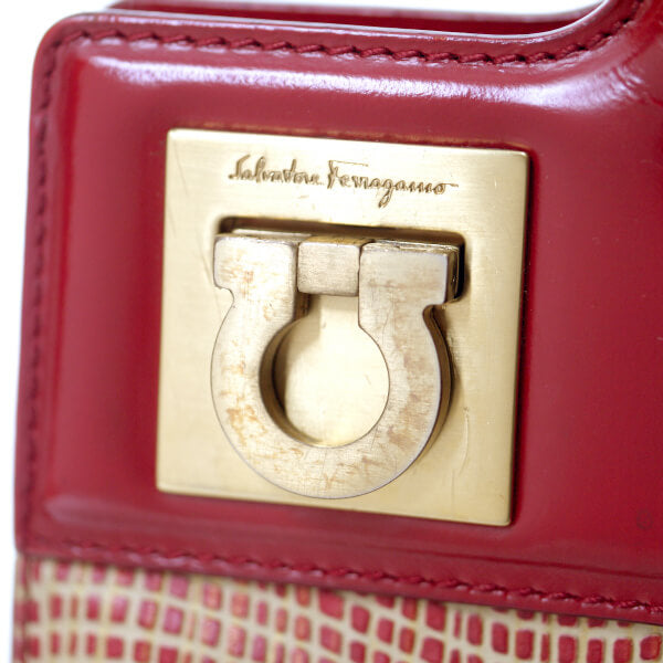 Salvatore Ferragamo  ガンチーニ留め具ショルダー付ハンドバッグ（赤）
