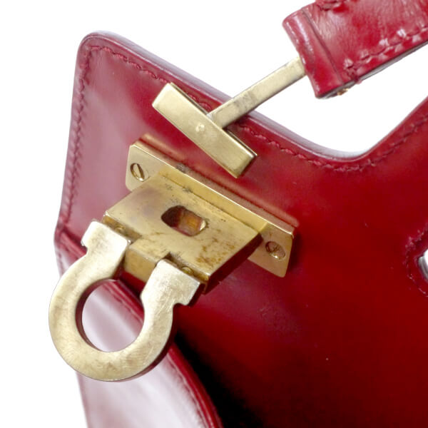 Salvatore Ferragamo  ガンチーニ留め具ショルダー付ハンドバッグ（赤）