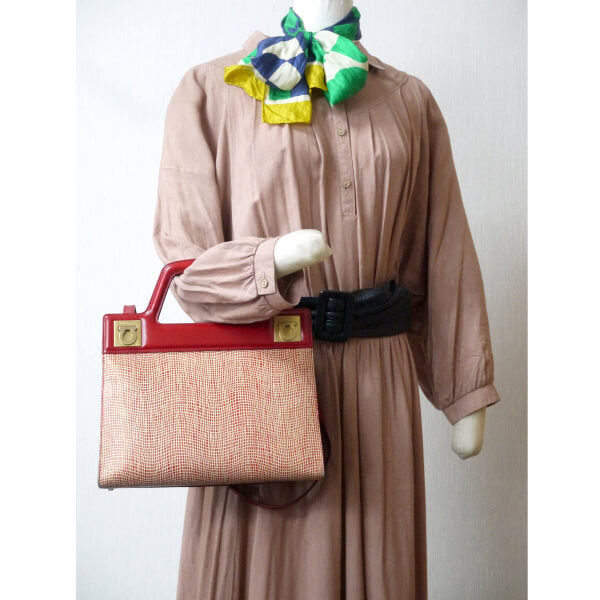 Salvatore Ferragamo  ガンチーニ留め具ショルダー付ハンドバッグ（赤）