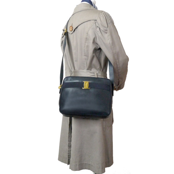 Salvatore Ferragamo   Varaリボン ポシェットバッグ（濃紺）