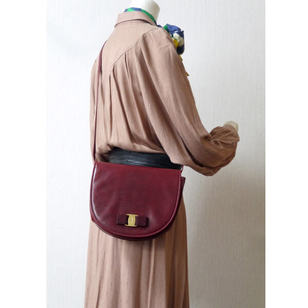 Salvatore Ferragamo Varaリボン 半円ショルダー（ワインレッド
