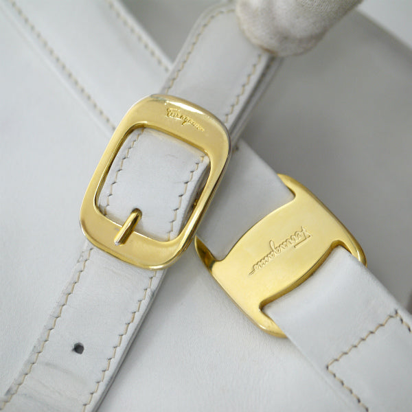 Salvatore Ferragamo   Varaリボン半円レザーショルダー（白）