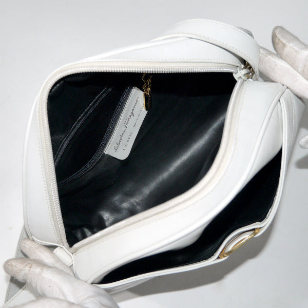 Salvatore Ferragamo   Varaリボン半円レザーショルダー（白）