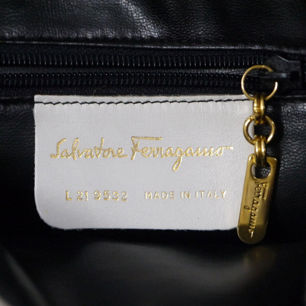 Salvatore Ferragamo   Varaリボン半円レザーショルダー（白）