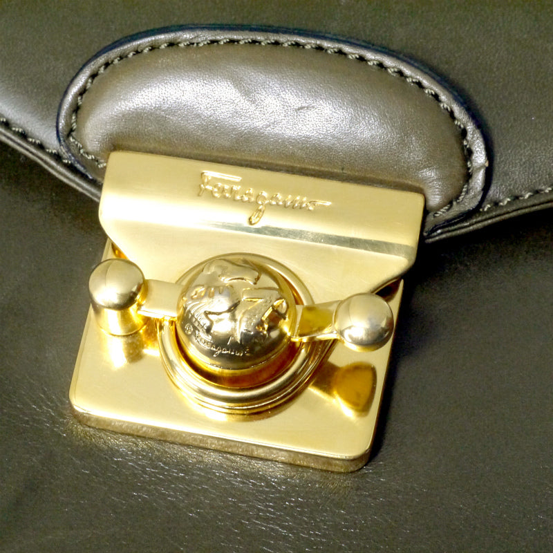 Salvatore Ferragamo  ヒールスタッズ総革ショルダー付ハンドバッグ（カーキ）