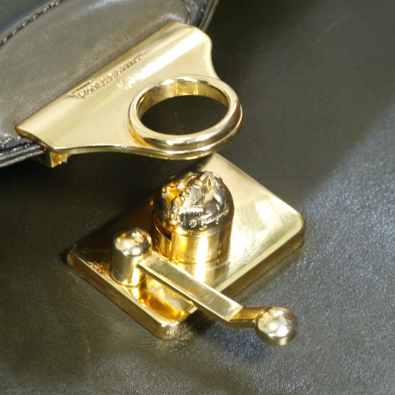 Salvatore Ferragamo  ヒールスタッズ総革ショルダー付ハンドバッグ（カーキ）