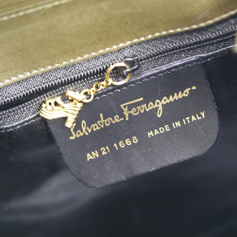 Salvatore Ferragamo  ヒールスタッズ総革ショルダー付ハンドバッグ（カーキ）