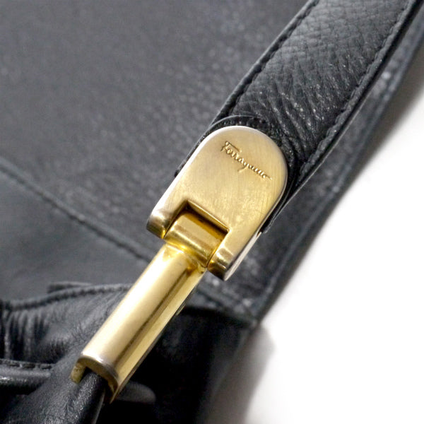 Salvatore Ferragamo  総革ラウンドフラップショルダー（黒）