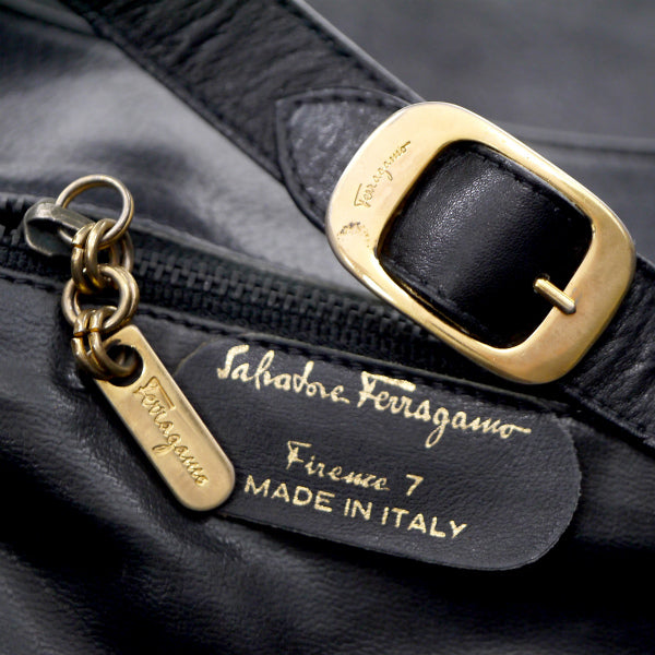 Salvatore Ferragamo  総革ラウンドフラップショルダー（黒）
