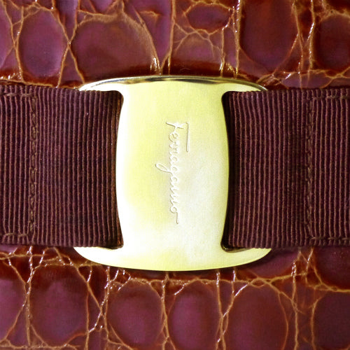 Salvatore Ferragamo　Vara型押しポシェット（赤茶）