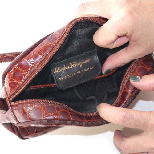 Salvatore Ferragamo　Vara型押しポシェット（赤茶）