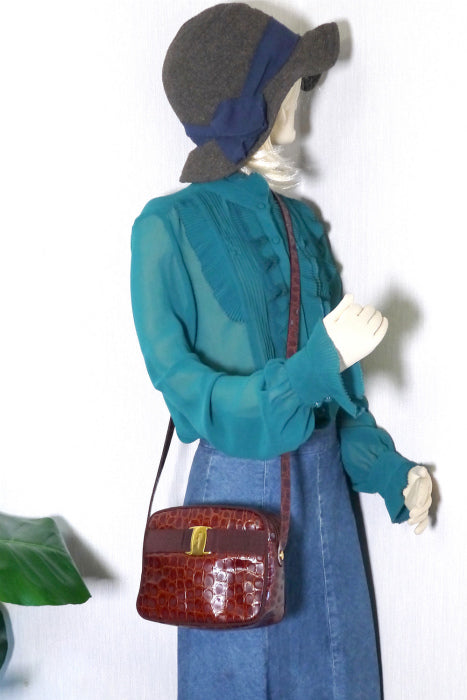 Salvatore Ferragamo　Vara型押しポシェット（赤茶）