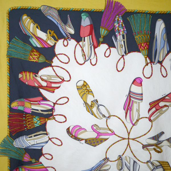 Salvatore Ferragamo パンプス柄シルクスカーフ（イエロー系）