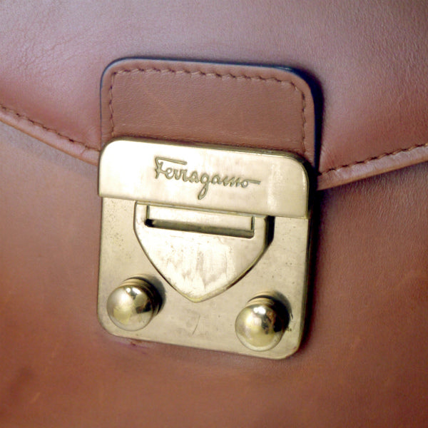 Salvatore Ferragamo　総革斜めがけ（キャメル）