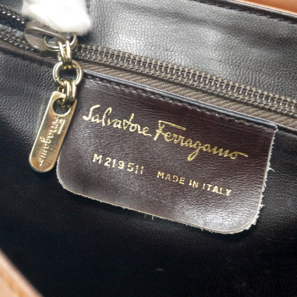 Salvatore Ferragamo　総革斜めがけ（キャメル）