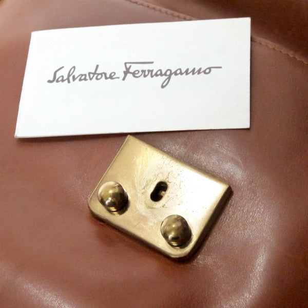 Salvatore Ferragamo　総革斜めがけ（キャメル）