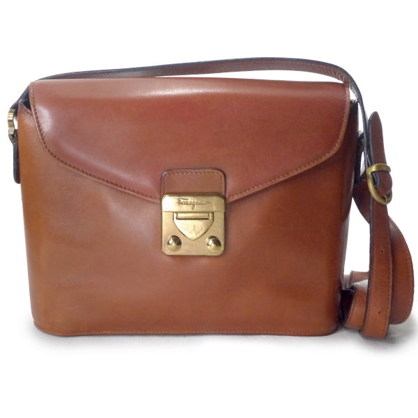 Salvatore Ferragamo　総革斜めがけ（キャメル）