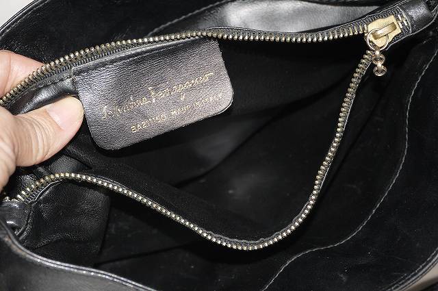 Salvatore Ferragamo　総革ショルダー（黒）