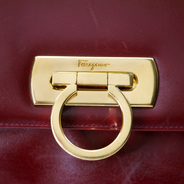 Salvatore Ferragamo  ガンチーニ留め具レザーチェーンバッグ（ボルドー）