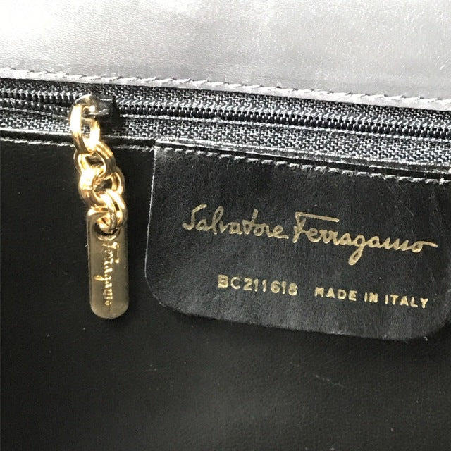Salvatore Ferragamo　総革斜めがけショルダー（グレー）