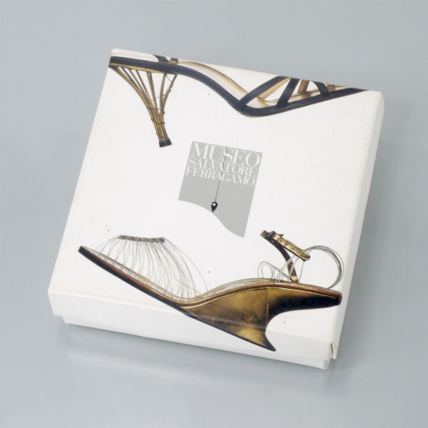 Salvatore Ferragamo　パンプスモチーフ スウィングイヤリング（ゴールド）