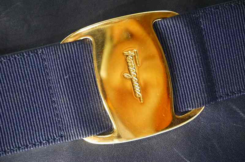 Ferragamo  Vara リボンショルダー（紺）