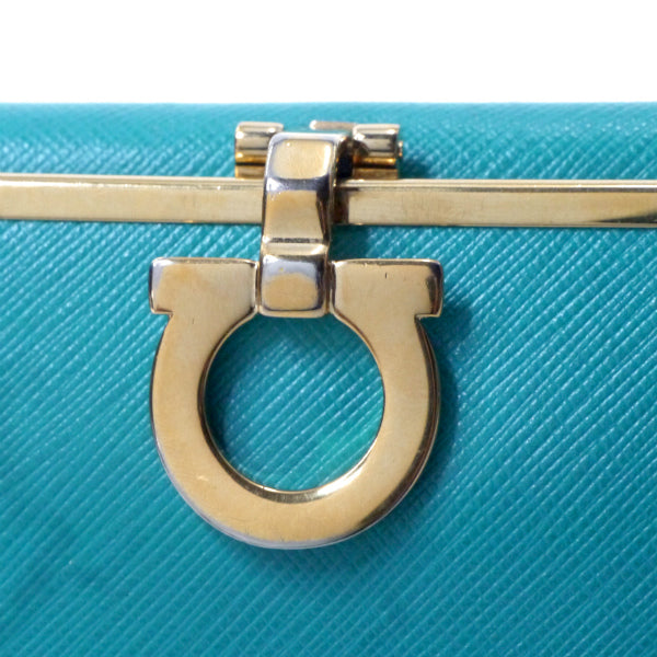 Ferragamo　ガンチーニ留め具レザー長財布（ペールブルー）