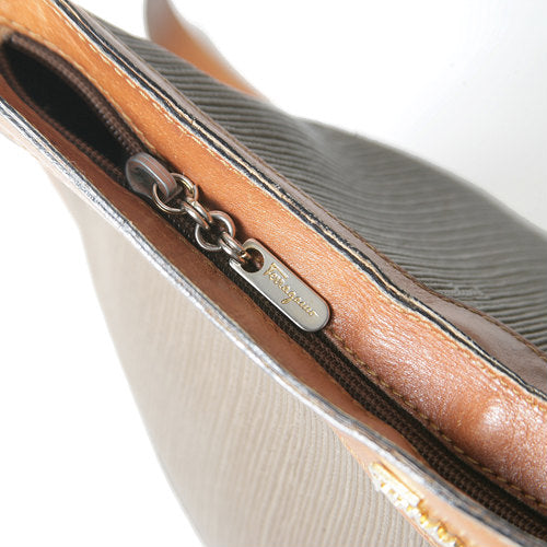 Salvatore Ferragamo　バイカラーショルダー（キャメル・カーキ）