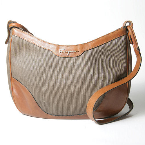 Salvatore Ferragamo　バイカラーショルダー（キャメル・カーキ）