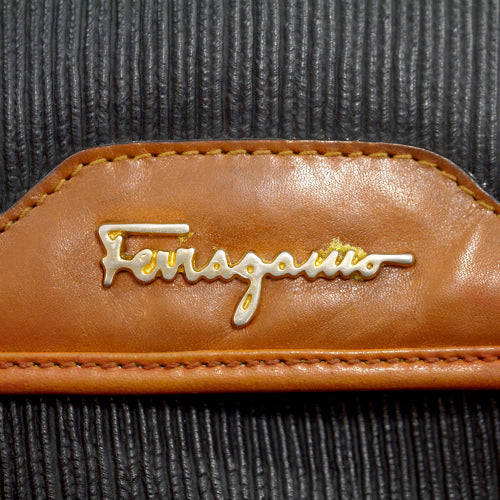 フェラガモ  バイカラーロゴショルダー（黒・キャメル）