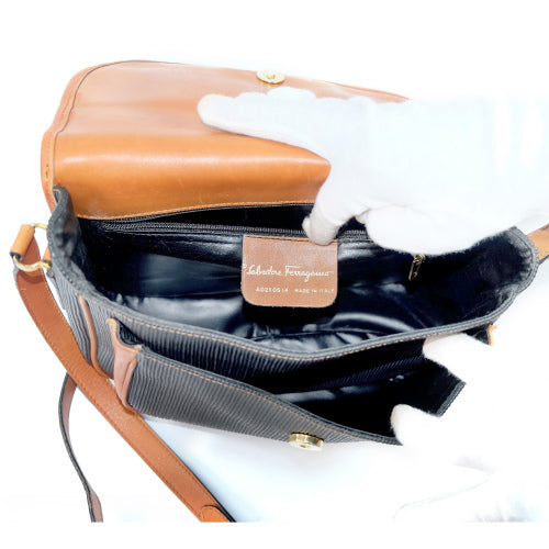 フェラガモ  バイカラーロゴショルダー（黒・キャメル）