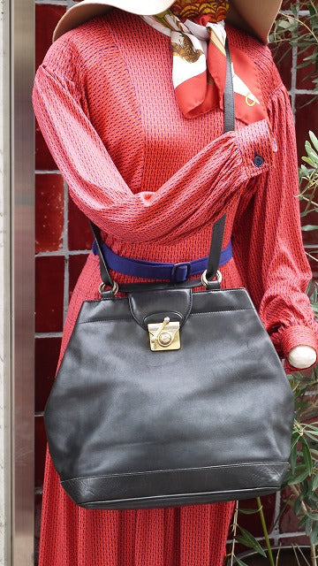 Salvatore Ferragamo　総革大型トートバック（黒）