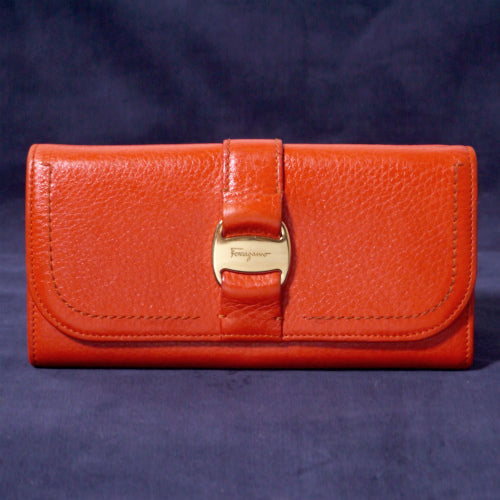 Ferragamo ヴァラセレリア長財布（赤）