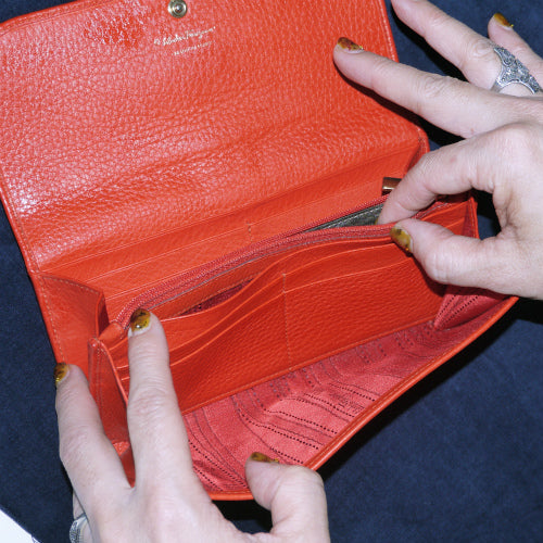 Ferragamo ヴァラセレリア長財布（赤）